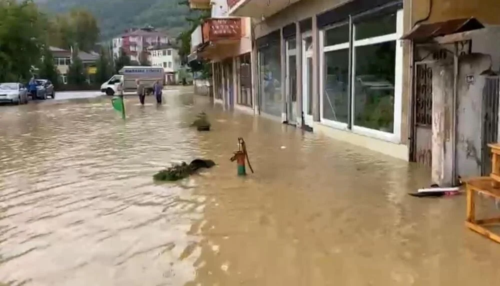 Bartın da ev ve işyerlerini su bastı