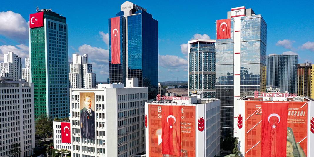 Gökdelenler kırmızı beyaza büründü - Fotoğraf: 5