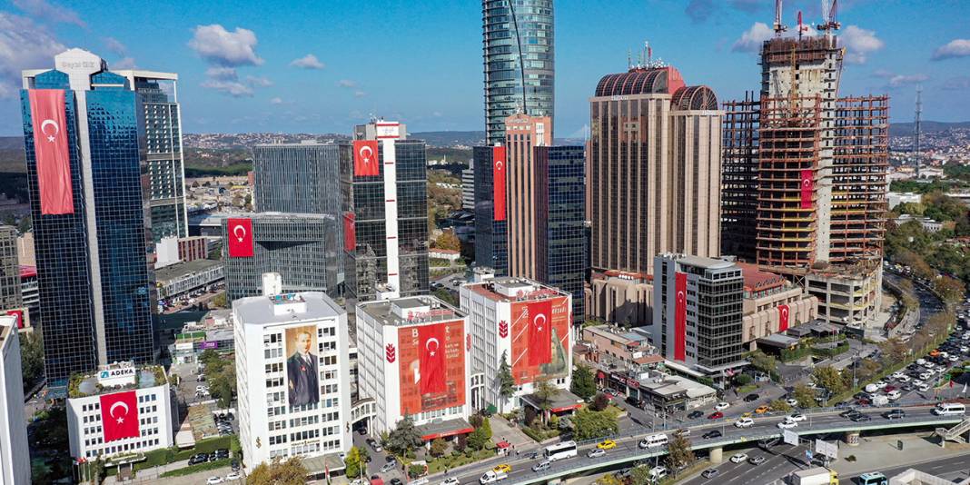 Gökdelenler kırmızı beyaza büründü - Fotoğraf: 2