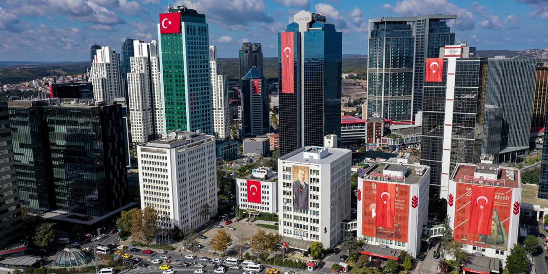 Gökdelenler kırmızı beyaza büründü - Fotoğraf: 3