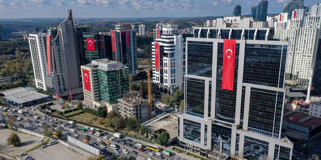 Gökdelenler kırmızı beyaza büründü - Fotoğraf: 4
