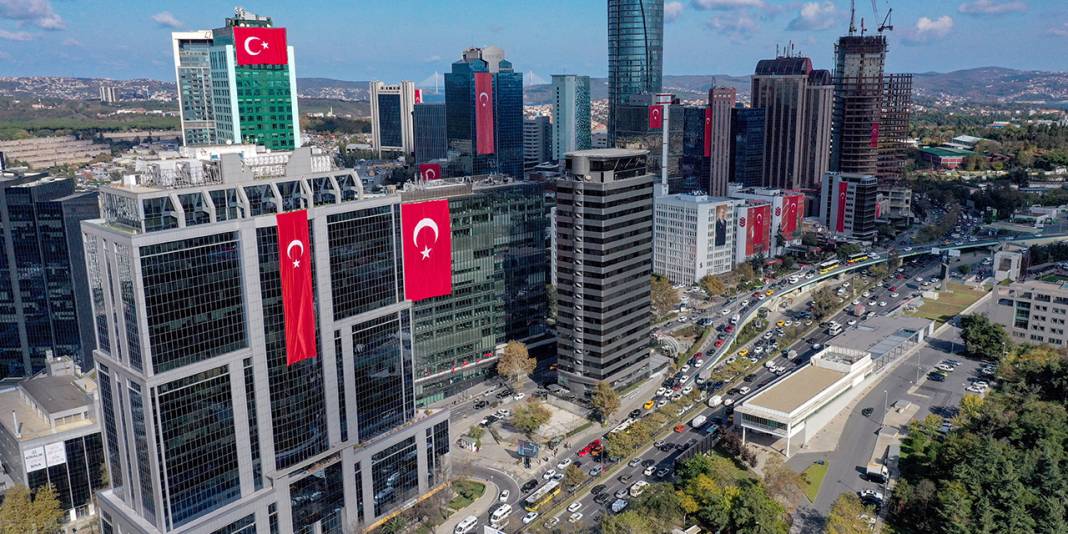 Gökdelenler kırmızı beyaza büründü - Fotoğraf: 1