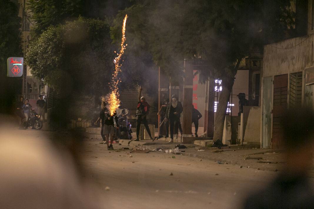 İran'dan sonra Tunus: Yoğun bakımda ölen genç için ayaklandılar 5