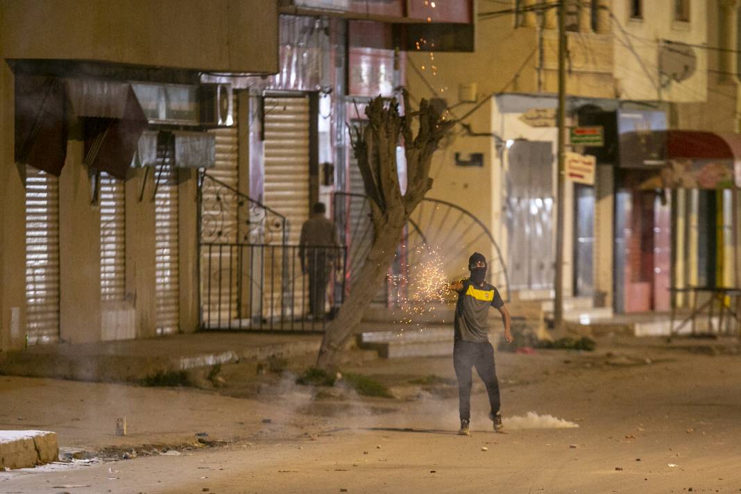 İran'dan sonra Tunus: Yoğun bakımda ölen genç için ayaklandılar 4