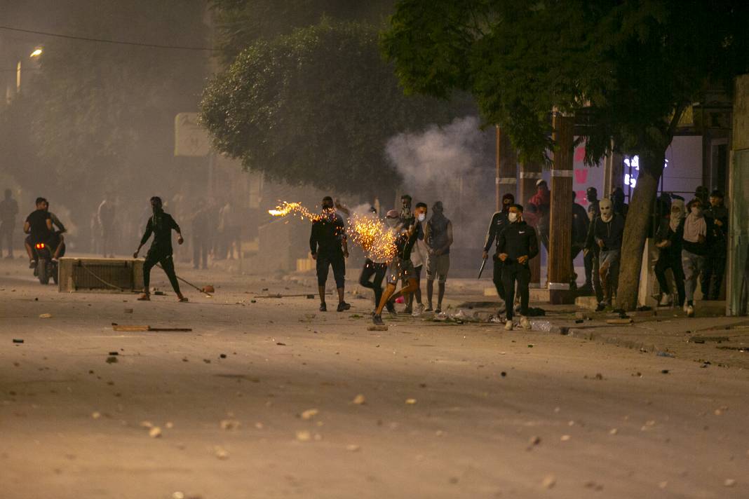 İran'dan sonra Tunus: Yoğun bakımda ölen genç için ayaklandılar 2