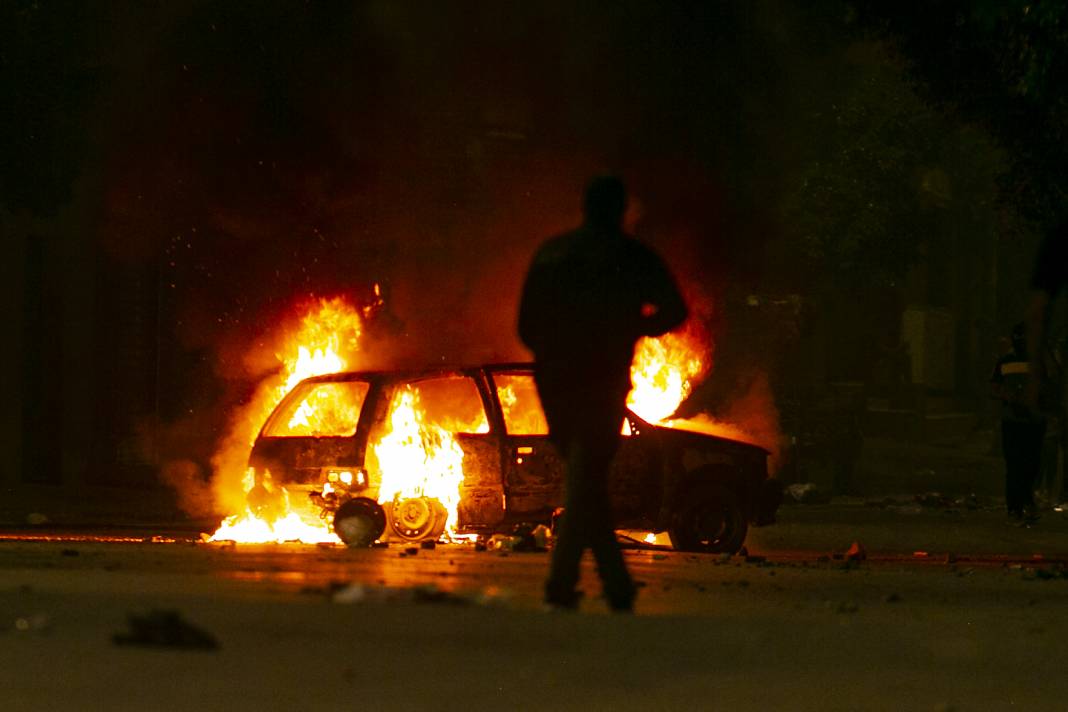 İran'dan sonra Tunus: Yoğun bakımda ölen genç için ayaklandılar 7