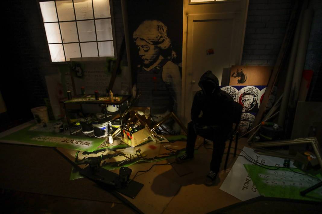 8 milyon dolarlık eserini parçalatmıştı... Banksy'den 'Genius or Vandal?' sergisi 14