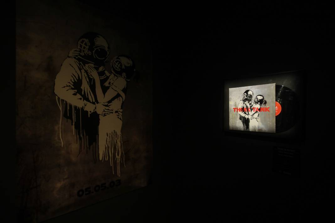 8 milyon dolarlık eserini parçalatmıştı... Banksy'den 'Genius or Vandal?' sergisi 5
