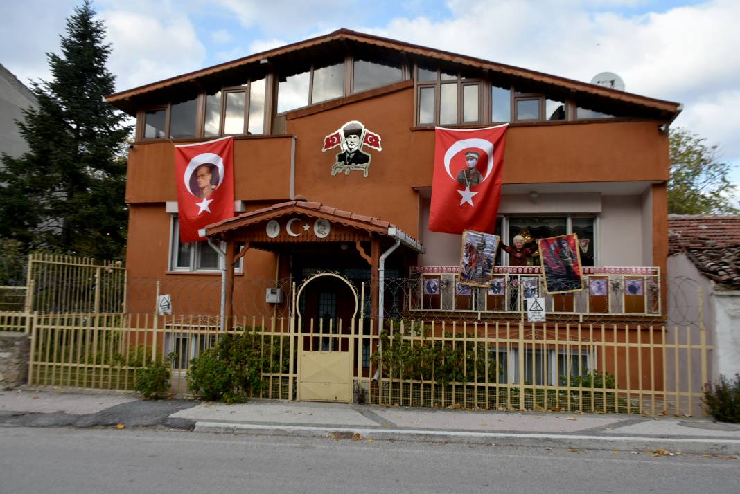 Evinde tüm saatler 09.05'i gösteriyor: Atatürk'le yaşıyor 10