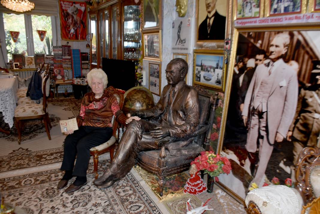 Evinde tüm saatler 09.05'i gösteriyor: Atatürk'le yaşıyor 5