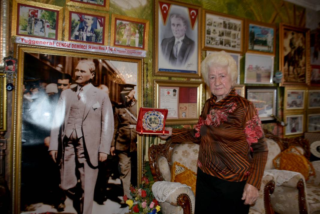 Evinde tüm saatler 09.05'i gösteriyor: Atatürk'le yaşıyor 6