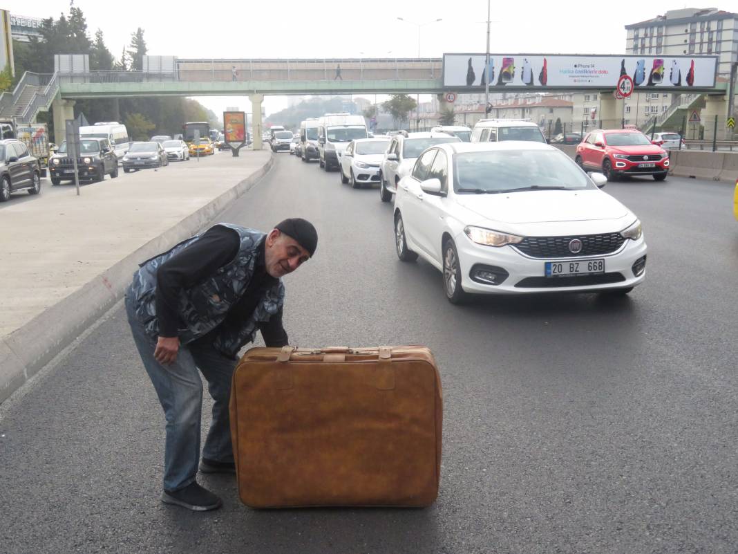 Otomobiliyle yolda kaldı, çözümü bavulda buldu - Fotoğraf: 4