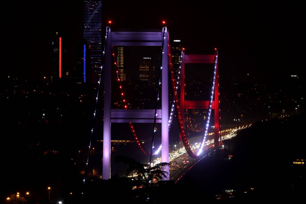 İstanbul'daki köprüler KKTC için kırmızı beyaz - Fotoğraf: 2