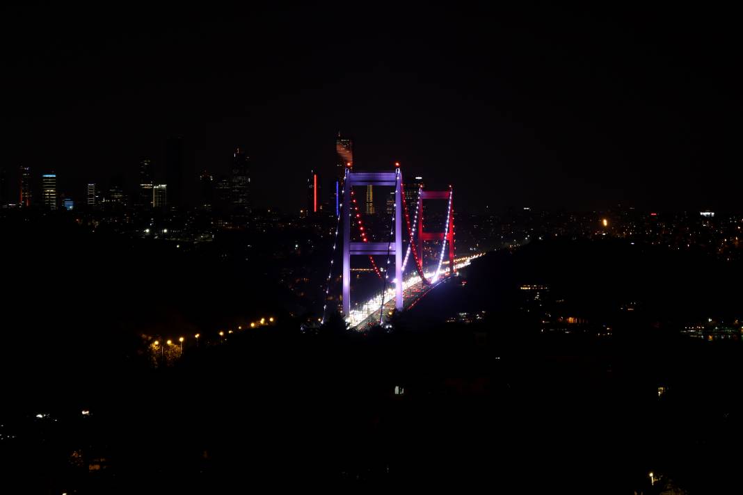 İstanbul'daki köprüler KKTC için kırmızı beyaz - Fotoğraf: 3