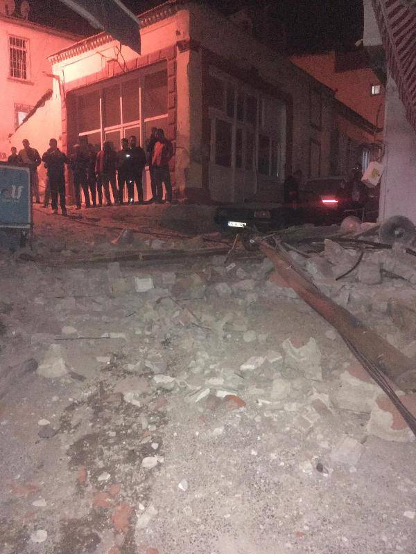 İzmir'de deprem: Yurttaşlar sokağa döküldü 3