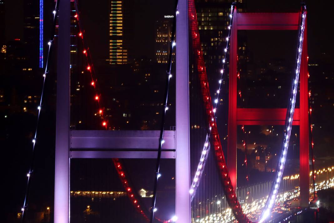 İstanbul'daki köprüler KKTC için kırmızı beyaz - Fotoğraf: 1