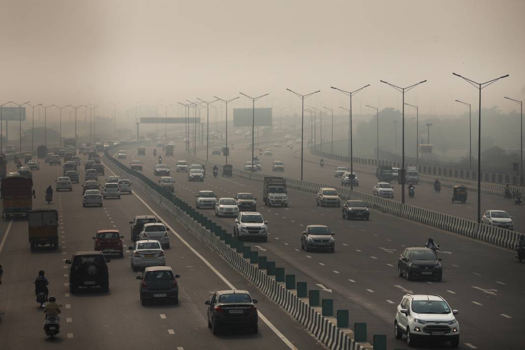 Yeni Delhi'de hava kirliliği: Şehir griye büründü 7
