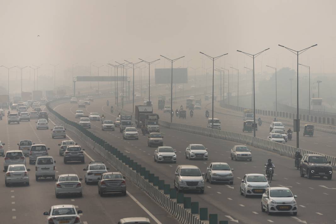 Yeni Delhi'de hava kirliliği: Şehir griye büründü 4