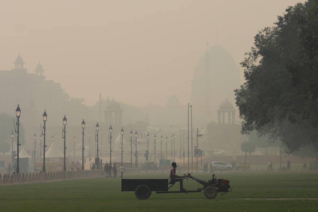 Yeni Delhi'de hava kirliliği: Şehir griye büründü 1