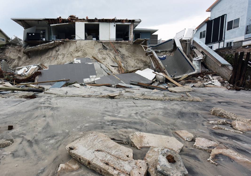 Nicole Kasırgası, ABD'yi etkisi altına aldı: 2 ölü 2
