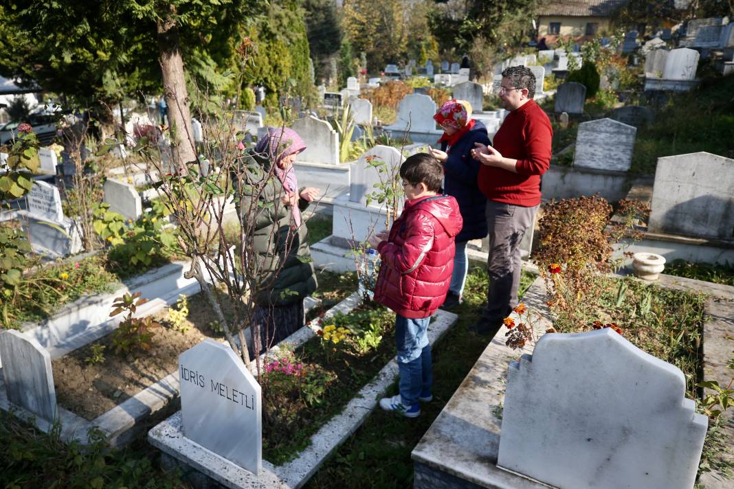 Düzce Depremi'nde hayatını kaybedenler mezarları başında anıldı 1