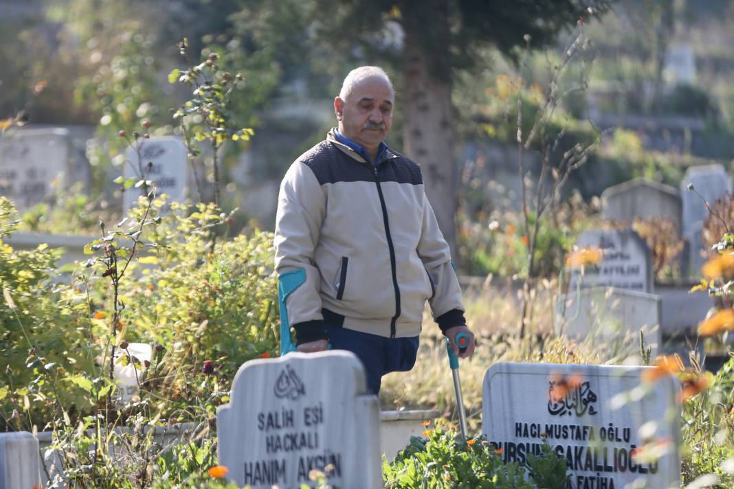 Düzce Depremi'nde hayatını kaybedenler mezarları başında anıldı 8