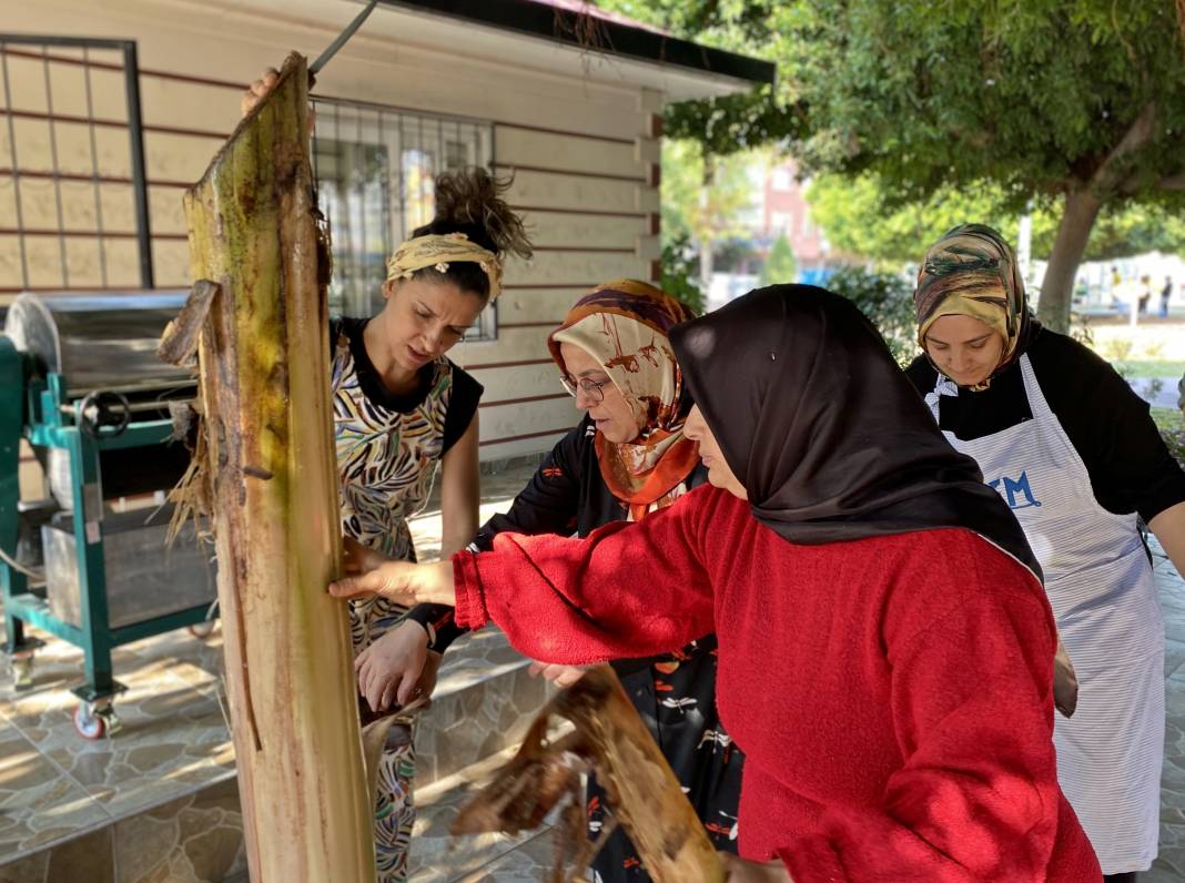 Seralardaki atık muz kütüklerini, hediyelik eşyalara dönüştürüyorlar 1