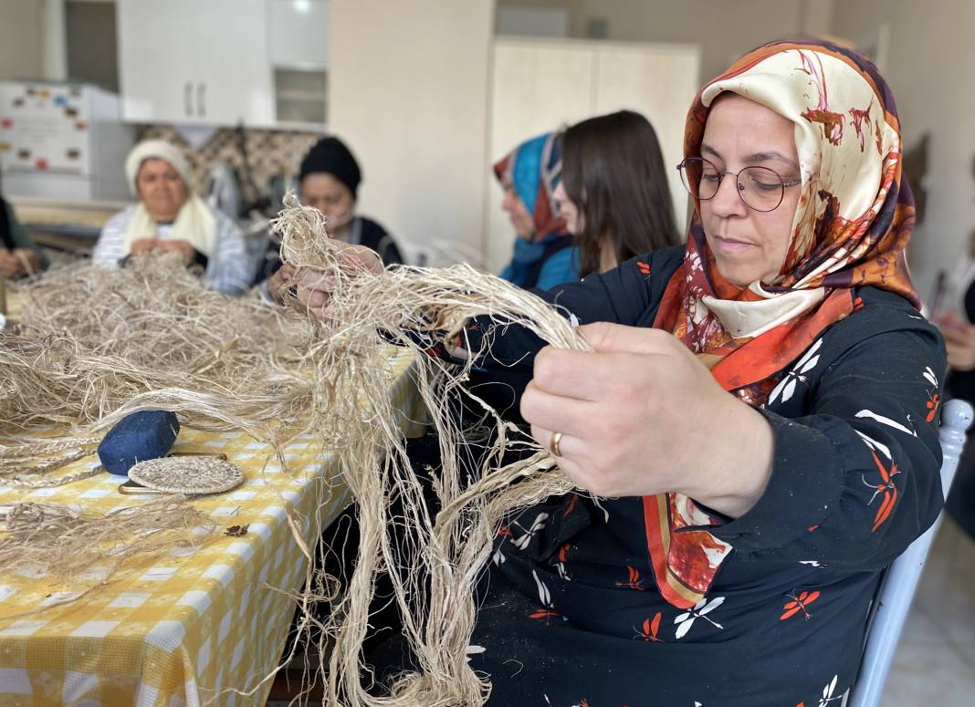 Seralardaki atık muz kütüklerini, hediyelik eşyalara dönüştürüyorlar 2