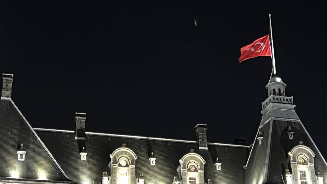 Hollanda'da belediye binasına, dayanışma için Türk bayrağı asıldı 1
