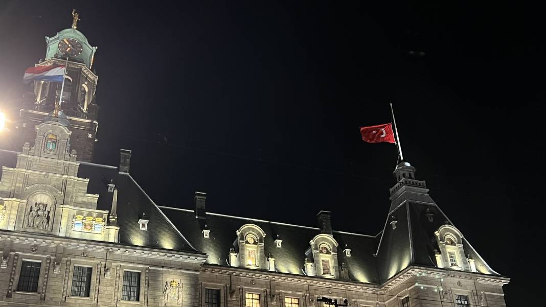 Hollanda'da belediye binasına, dayanışma için Türk bayrağı asıldı 4