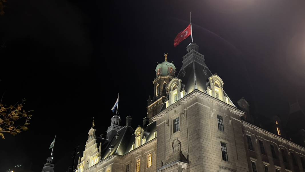 Hollanda'da belediye binasına, dayanışma için Türk bayrağı asıldı 5