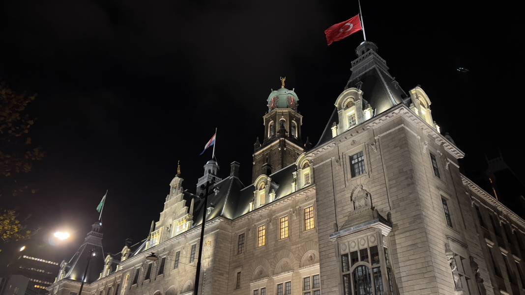 Hollanda'da belediye binasına, dayanışma için Türk bayrağı asıldı 3