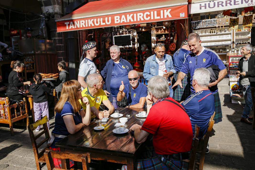 İskoç taraftarlar geleneksel kıyafetleriyle Diyarbakır'ı gezdi 2