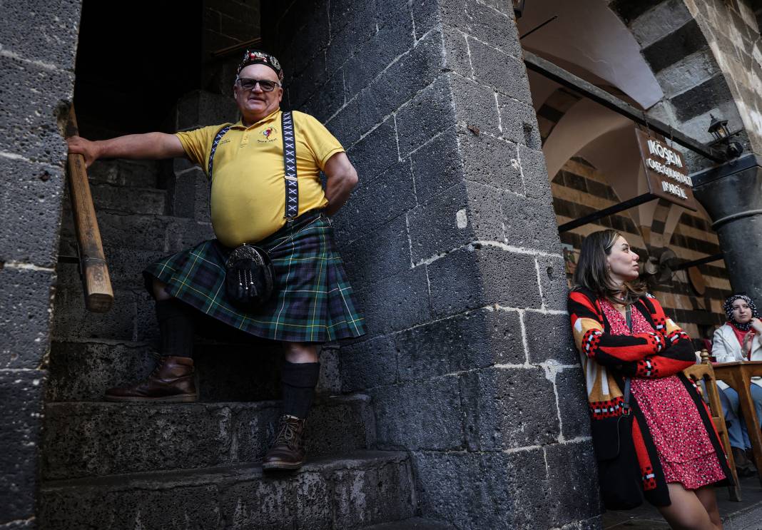 İskoç taraftarlar geleneksel kıyafetleriyle Diyarbakır'ı gezdi 4