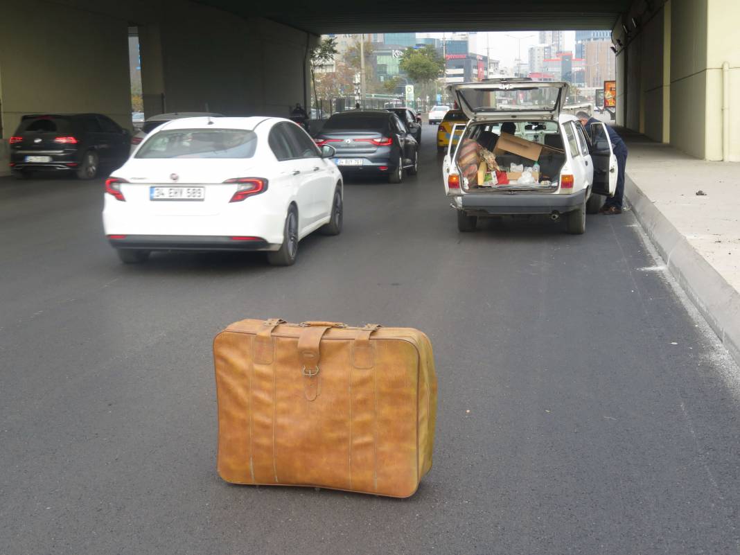 Otomobiliyle yolda kaldı, çözümü bavulda buldu - Fotoğraf: 3