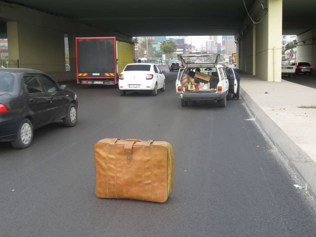 Otomobiliyle yolda kaldı, çözümü bavulda buldu - Fotoğraf: 1