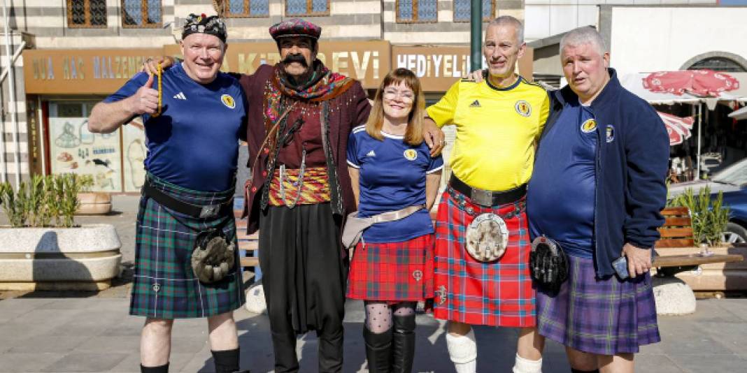 İskoç taraftarlar geleneksel kıyafetleriyle Diyarbakır'ı gezdi 1