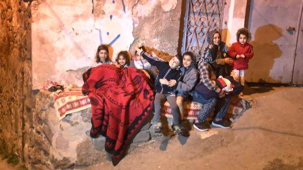 İzmir'de deprem: Yurttaşlar sokağa döküldü 1