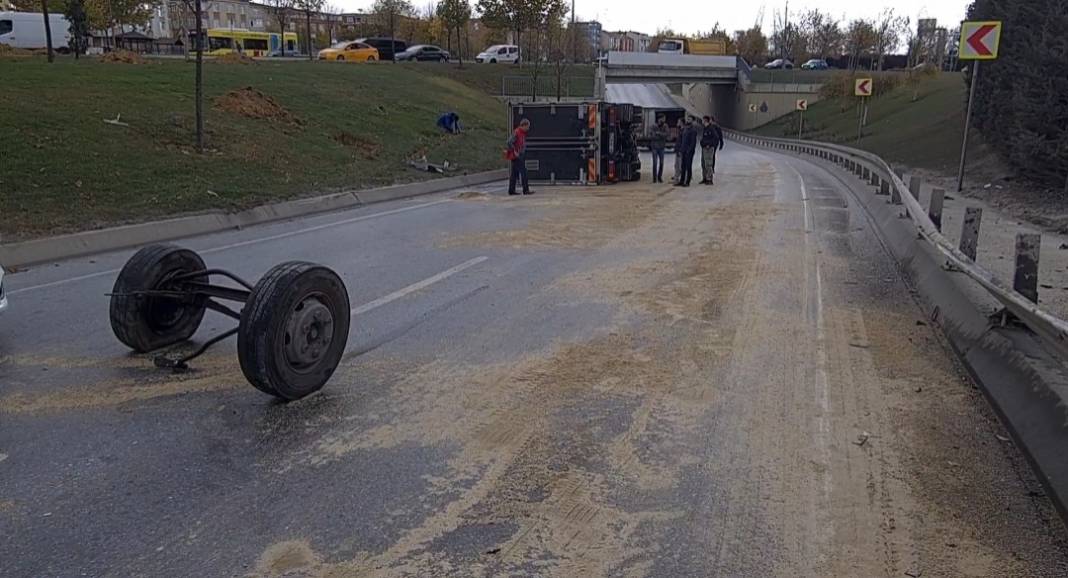 Kamyonetin tekerleri yerinden fırladı 8