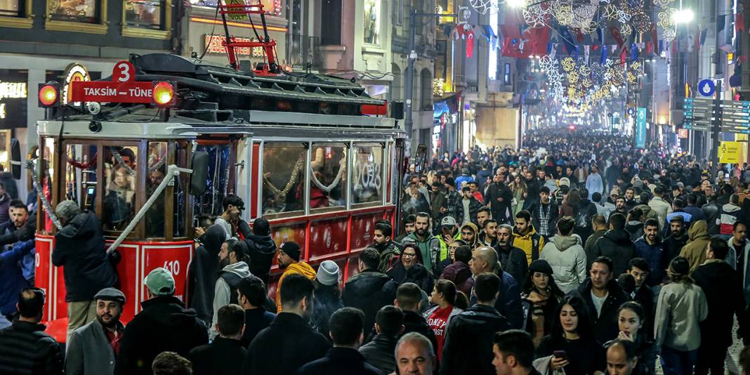 Taksim'de yeni yıl yoğunluğu - Fotoğraf: 1