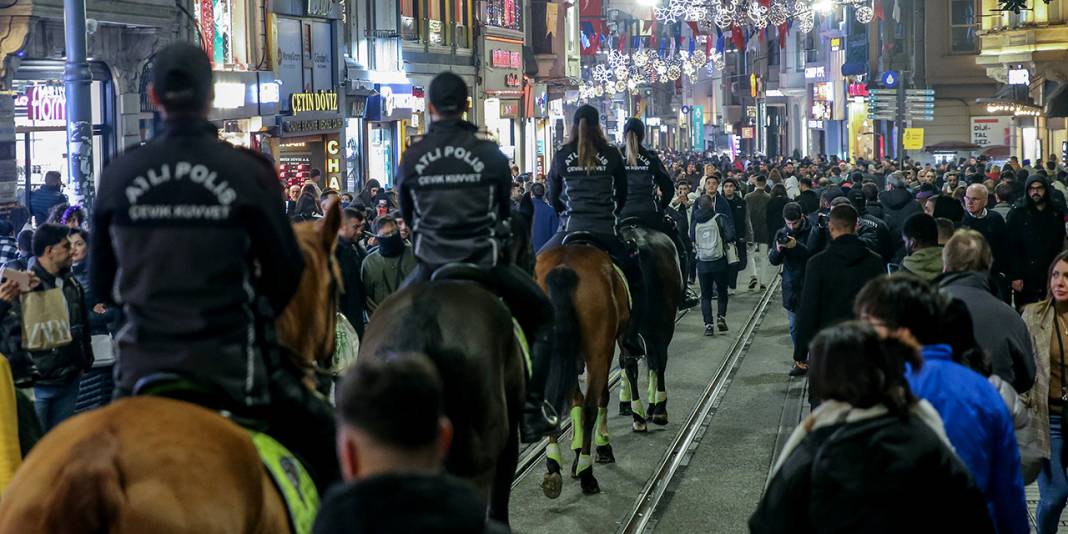 Taksim'de yeni yıl yoğunluğu - Fotoğraf: 3
