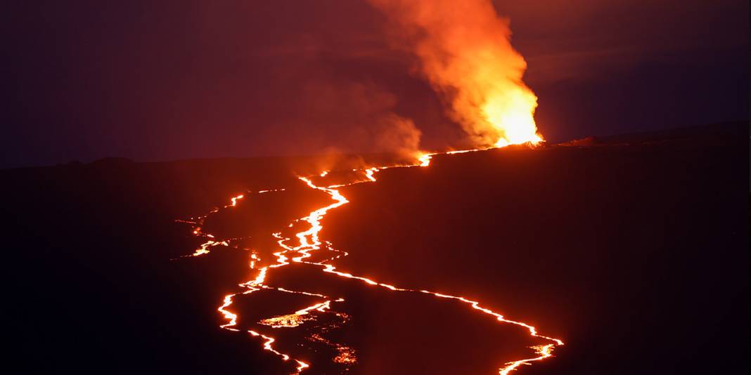 Mauna Loa 38 yıllık uykudan uyandı: Lav akışı sürüyor 5