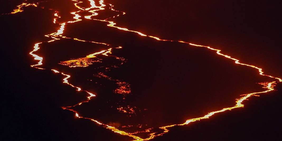 Mauna Loa 38 yıllık uykudan uyandı: Lav akışı sürüyor 1