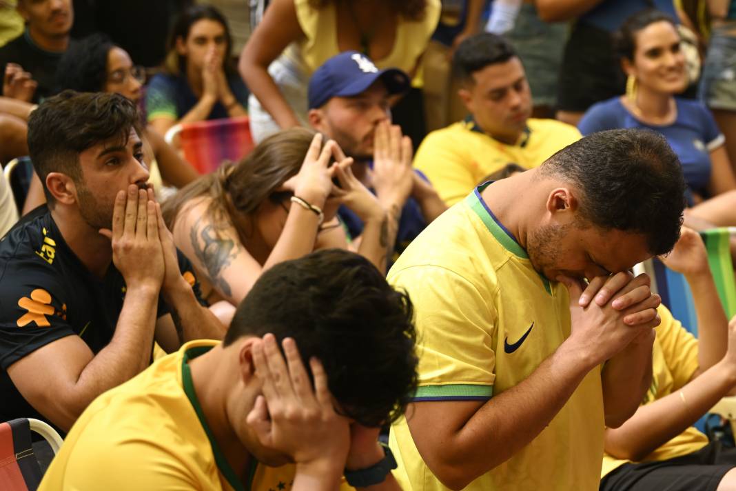 Brezilya sokakları, kafeler, tribünler... Bir millet ağlıyor 6