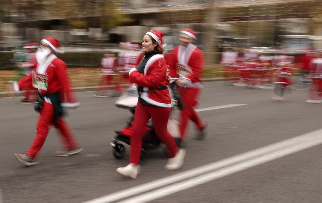 Noel Baba kıyafeti giyip koştular 9