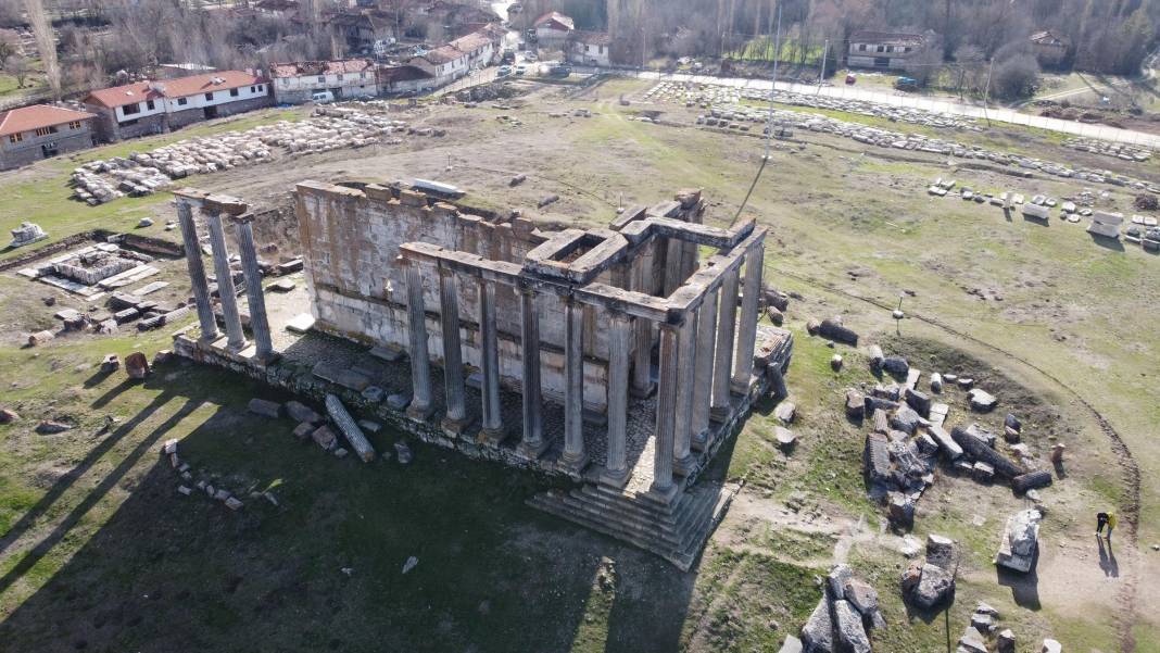 Kazılarda Tanrıların heykel başları bulundu 11