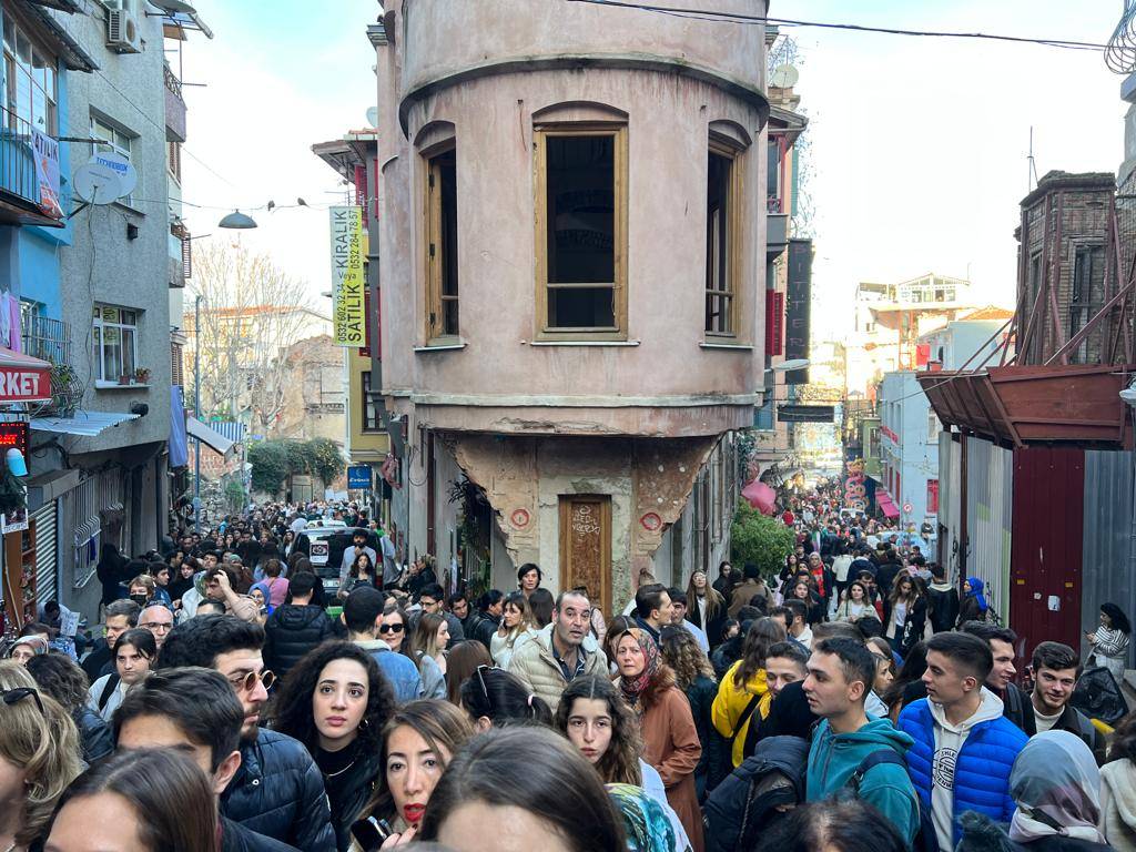 İstanbul buraya akın etti; Kırmızı Mektep'te 'yeni yıl' kuyruğu - Fotoğraf: 9