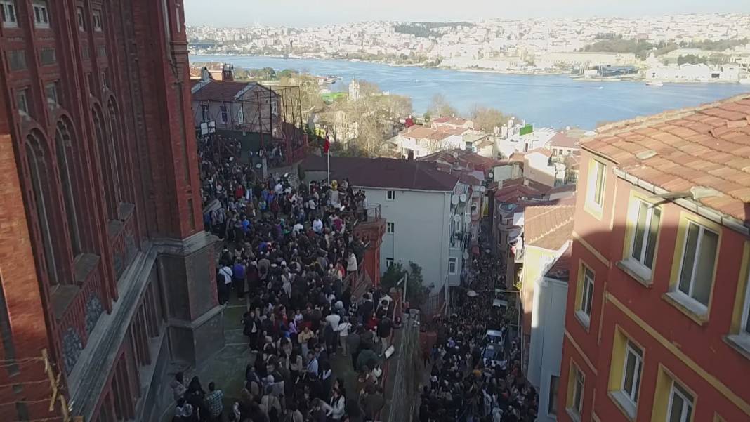 İstanbul buraya akın etti; Kırmızı Mektep'te 'yeni yıl' kuyruğu - Fotoğraf: 8