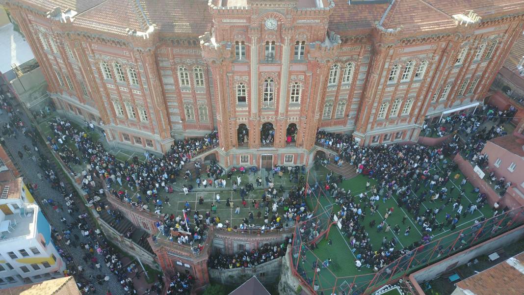 İstanbul buraya akın etti; Kırmızı Mektep'te 'yeni yıl' kuyruğu - Fotoğraf: 5