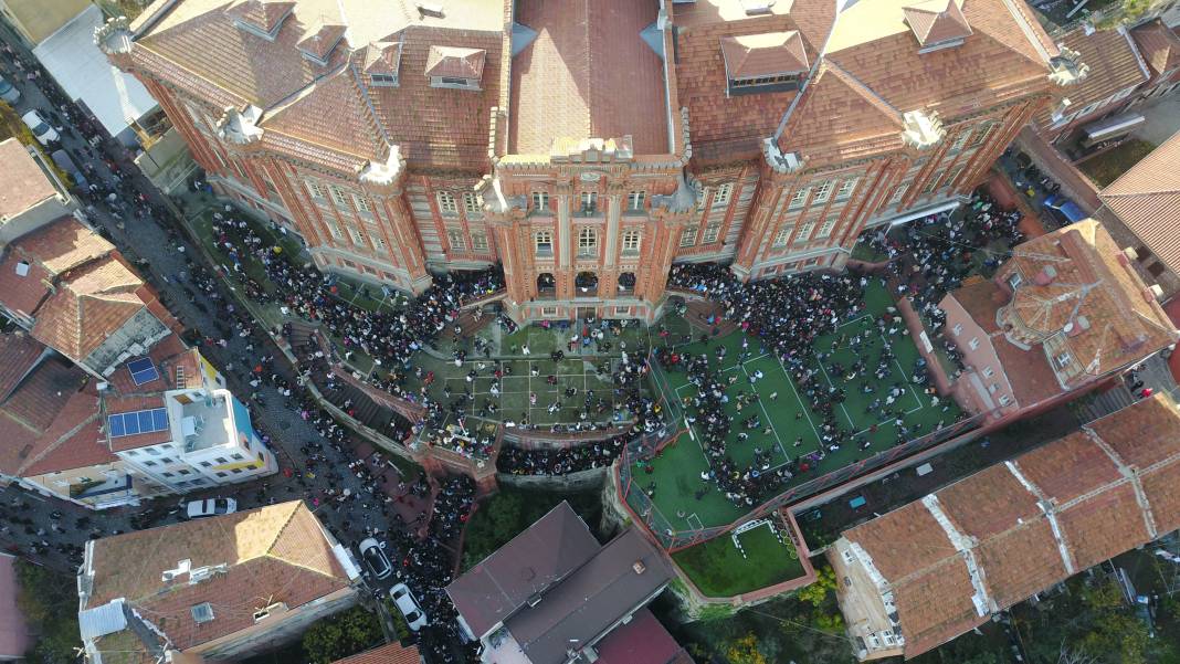 İstanbul buraya akın etti; Kırmızı Mektep'te 'yeni yıl' kuyruğu - Fotoğraf: 7